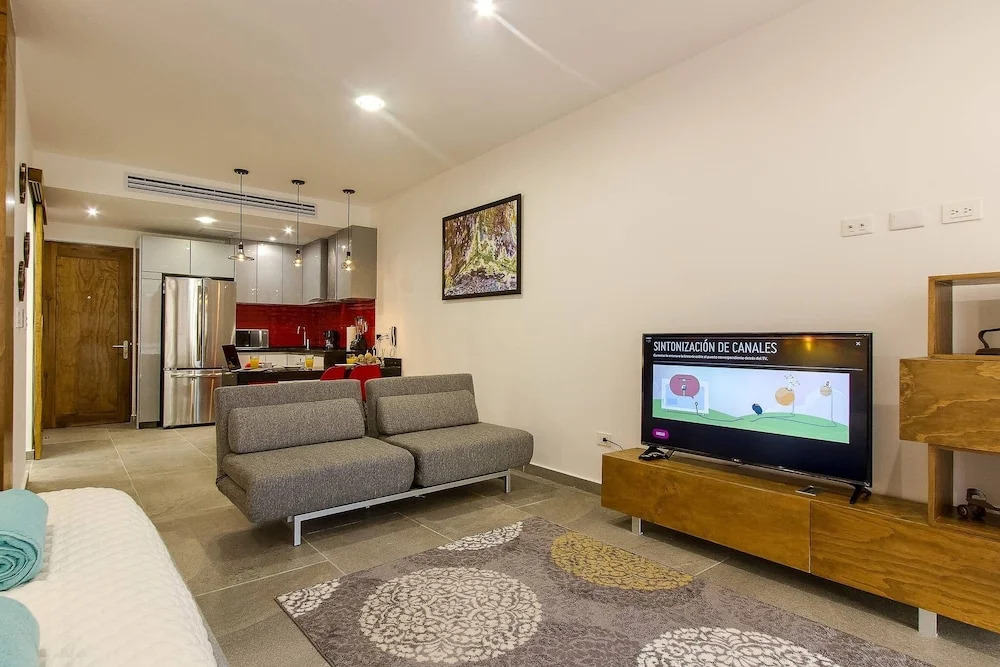 Bright Studio on 5th Avenue with a Rooftop Pool which has Ocean View!