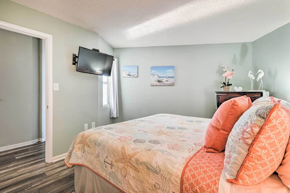 Oceanfront Oasis w/ Deck and Resort Beach Access!