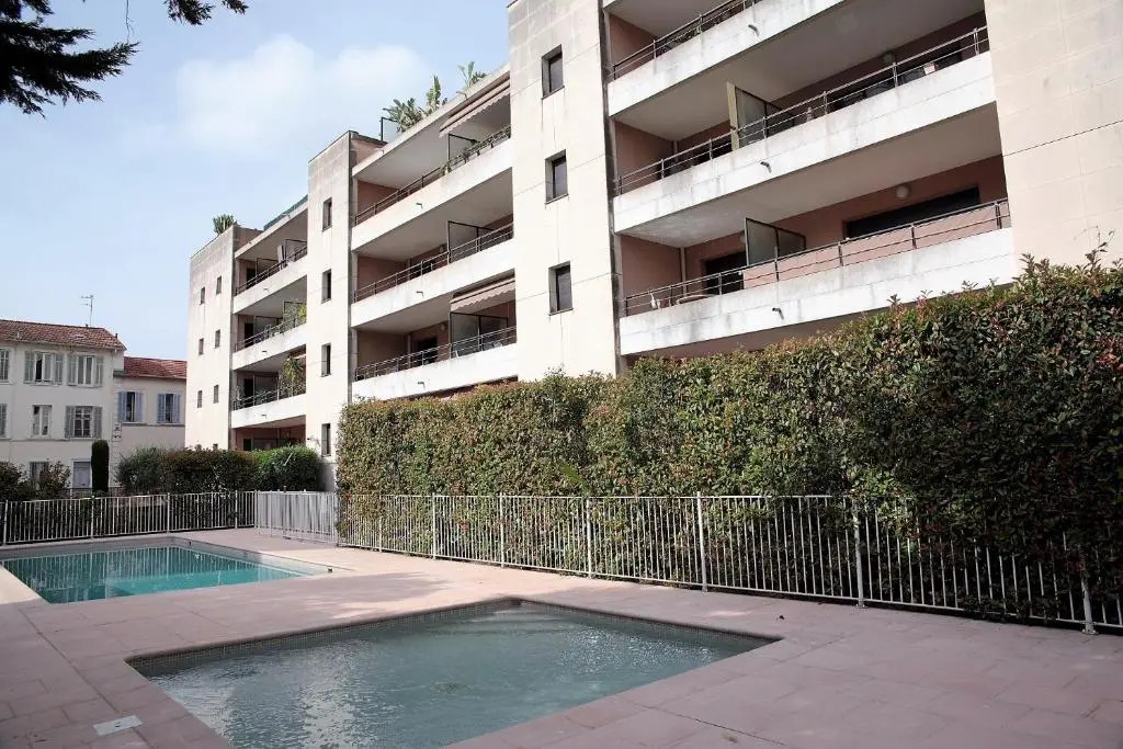 T2 proche de la gare, à 10 minutes à pieds de la Croisette, piscine & parking dans résidence de haut standing