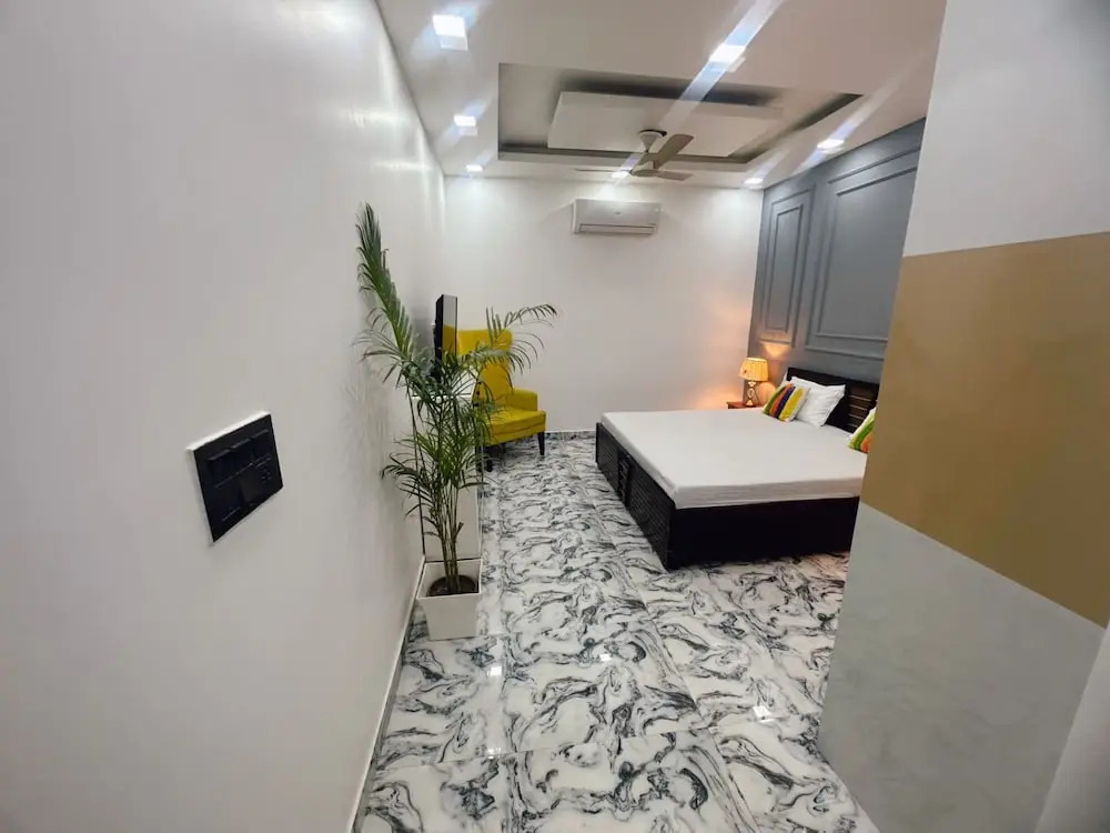 Goroomgo Omasha Residency Noida