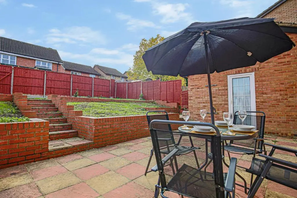 Pannier House - Central MK - Free Parking, Garden, Smart TVs with Netflix by Yoko Property