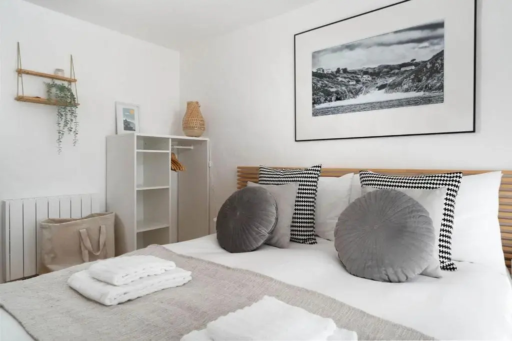 Spacious barn conversion, walk to 3 beaches