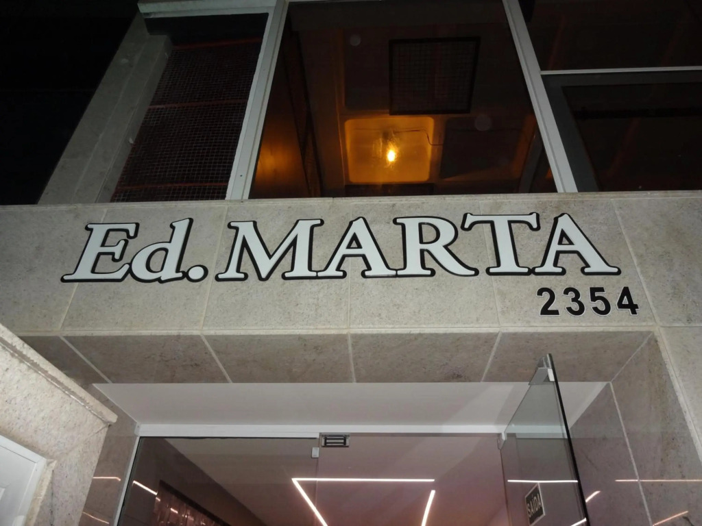 Magnífico APARTAMENTO de Charme - 3 quartos AR CONDICIONADOS SPLIT - Beira Mar, 2 banheiros, 2 Vagas Garagem, 4 Varandas, 2 Elevadores, Redes para Descanso, Wi-Fi, Air Fryer, Disney Plus, HBO Max, Cadeiras de Praia e Caixa Térmica