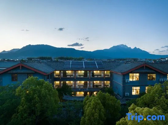 Zuixi  Mountain ViewTea and Coffee Courtyard Villa with Sunlight on the Snow Mountains