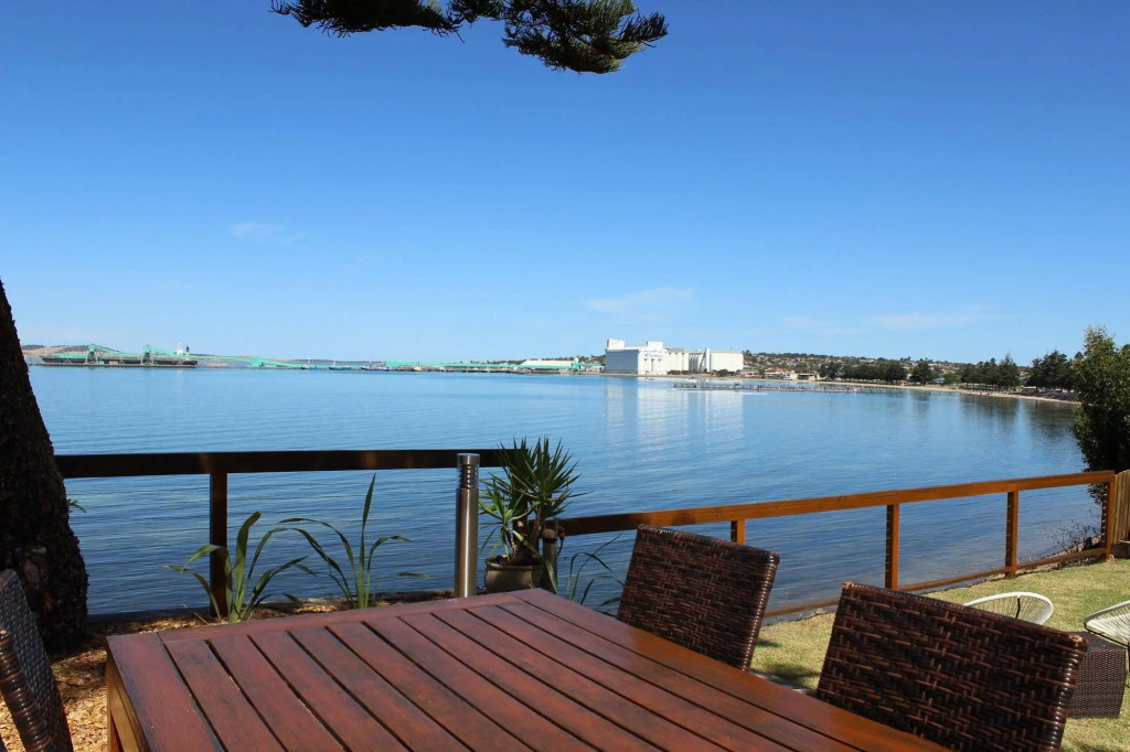 Bay 10 - Suites and Apartments