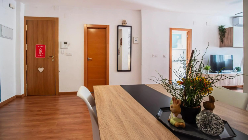 FAMILY FLAT CLOSE to the CENTER