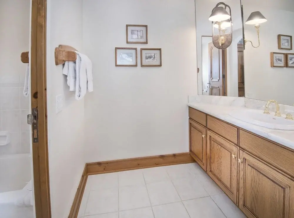 349 Holden Rd. 5 Bedroom Home by RedAwning