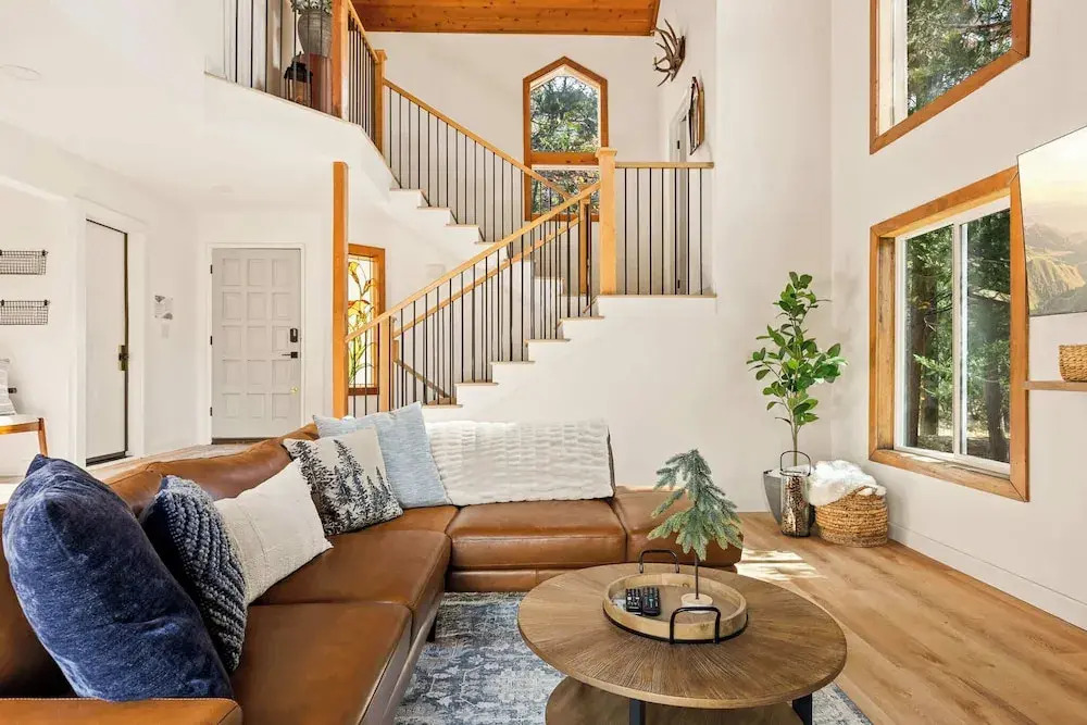 The Fancy Fox Stunning 4 BR Retreat, Min to Lake