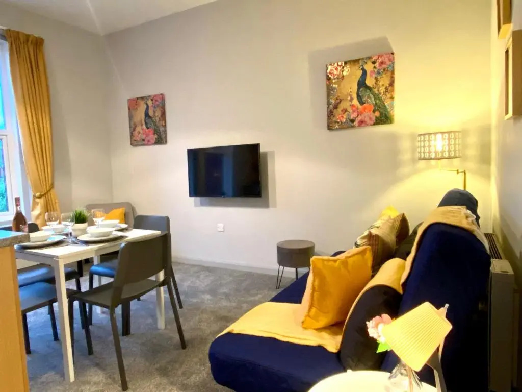 Funky Stylish Apartment! - 5 Minute Walk to the Best Beach! - Great Location - Parking - Netflix - Fast WiFi - Smart TV - Newly decorated - sleeps up to 4! Close to Bournemouth & Poole Town Centre & Sandbanks