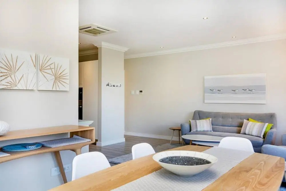 Stylish 2 Bedroom Apartment in Camps Bay Asilvertide