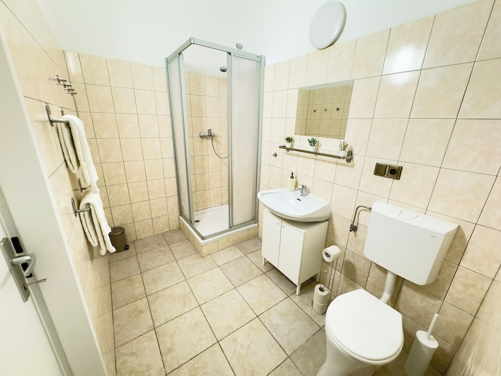 2 Bedroom Apartments 18 Min to center