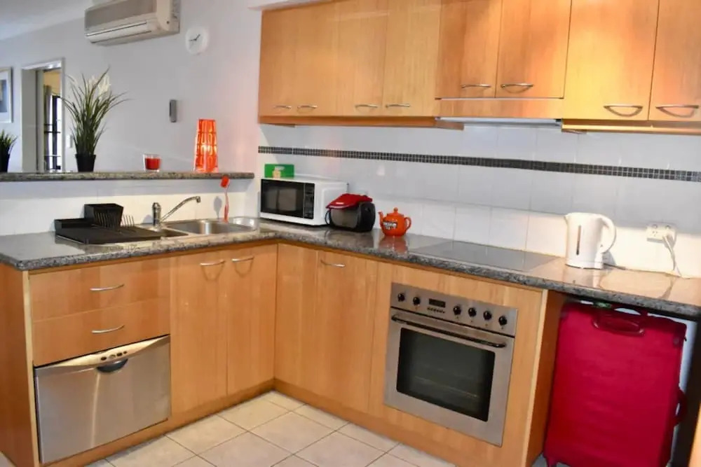 Convenient City Apartment with Pool Gym and Tennis Court