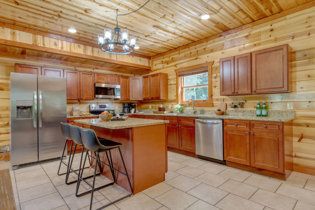 Evergreen Lodge by Avantstay Indoor Heated Pool + Game Room + Movie Theater + Hot Tub Mtn Views + Pigeon Forge
