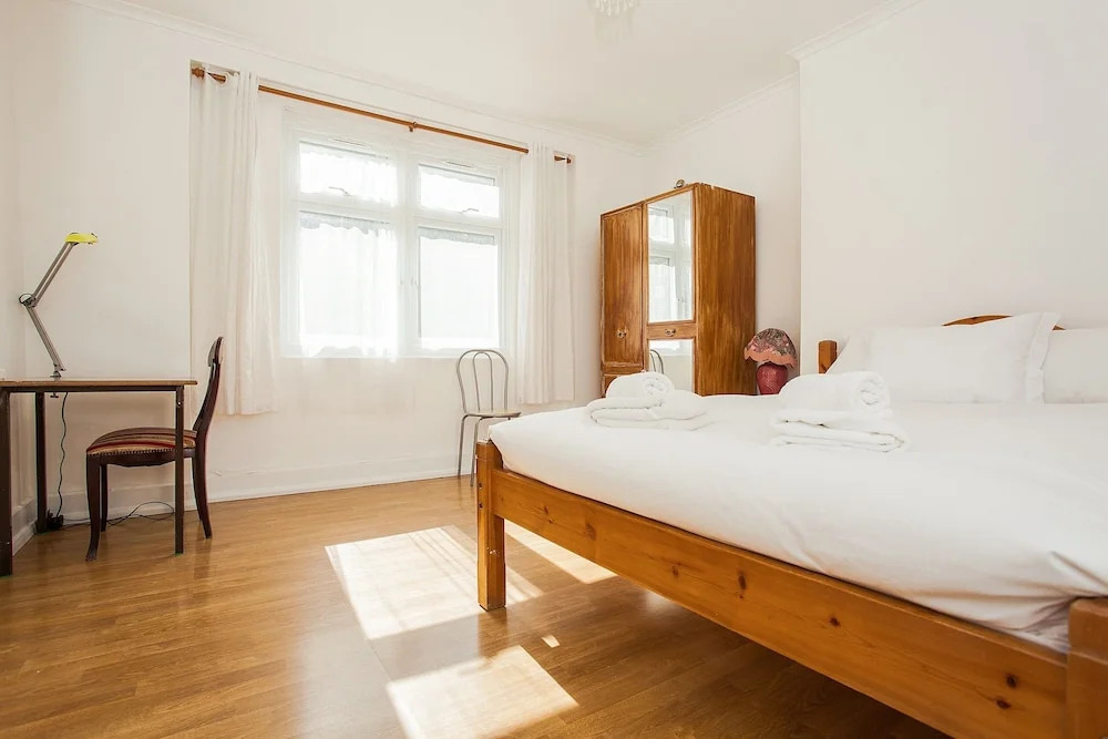 Spacious Shepherds Bush Apartment With Garden