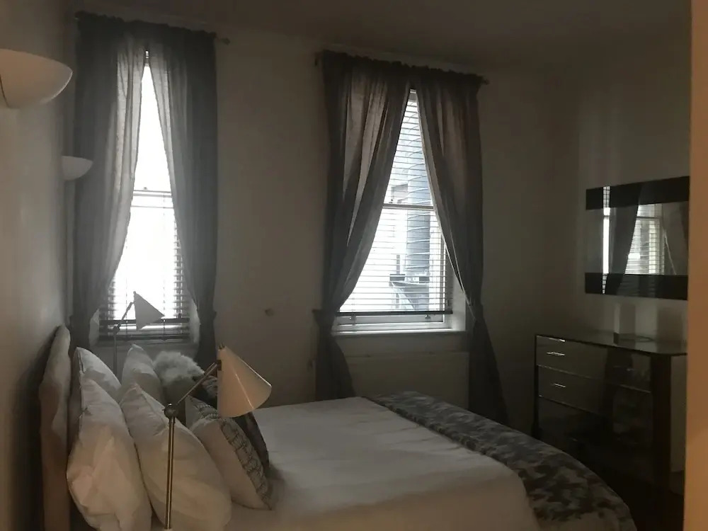 Suitely Trafalgar Square Luxury Apartment