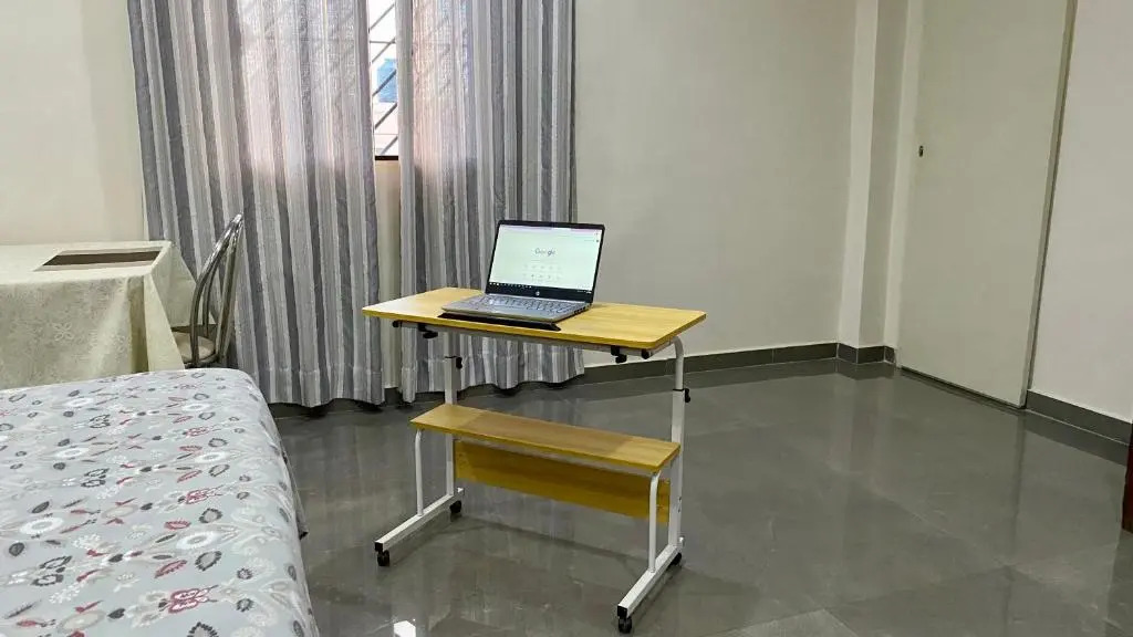 Agradable dormitorio en suite con estacionamiento privado