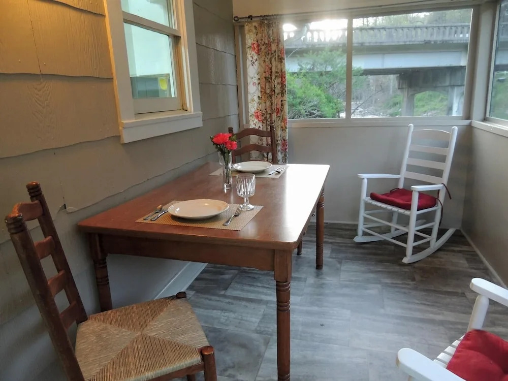 Hendersonville (NC) - 2 Br Cottage