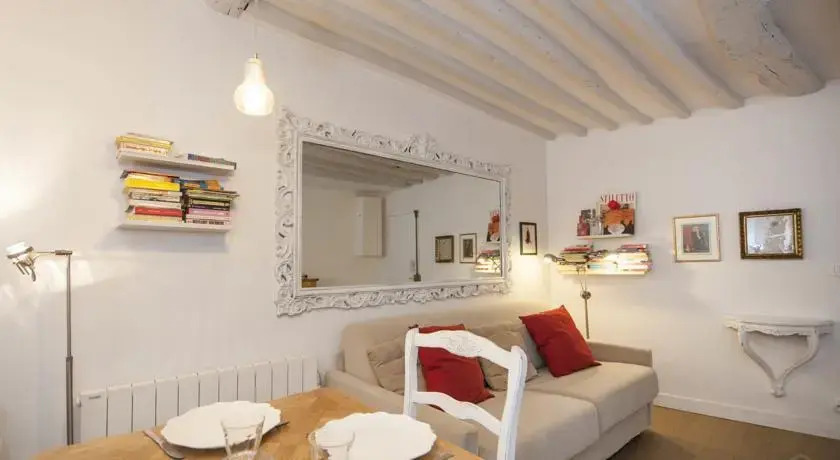 Sunny Marais Studio 303