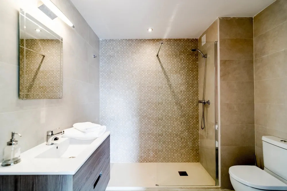 ALB301-New 2 bedroom apt with shared roof top pool