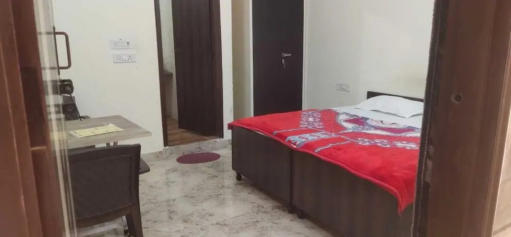 Roomshala 125 Hotel Maharaja
