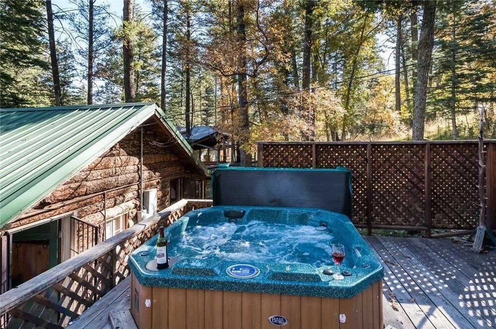 Main Stay - Four Bedroom Cabin with Hot Tub