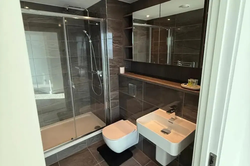 Apt Sleeps 6 With Two Bathrooms