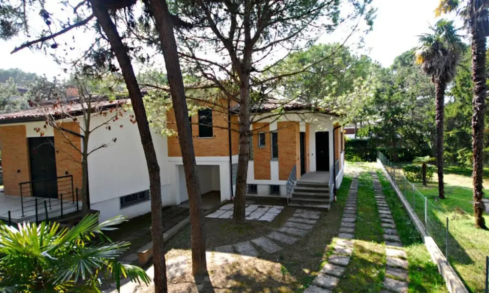 Green Retreat Near the Beach