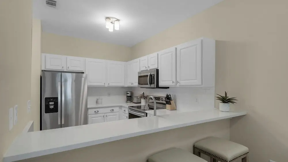 1st Floor, Walkable to Dining, Shopping, Beach - Sleeps 6