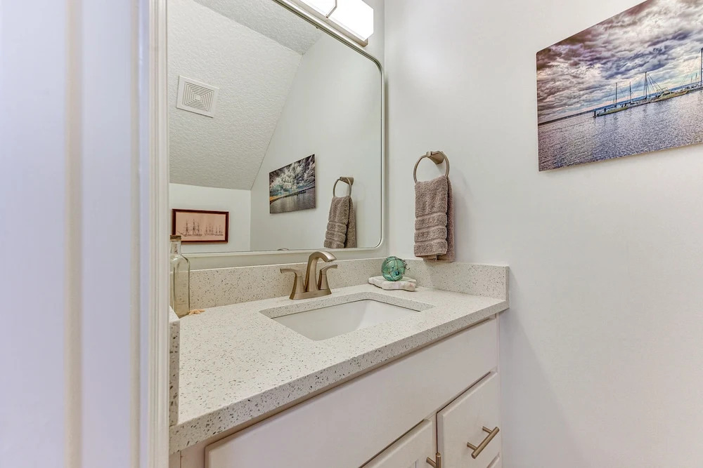 Fernandina Beach Townhome, Steps to Public Beach