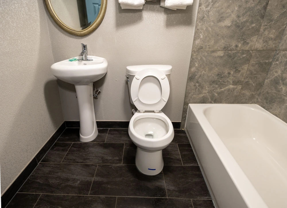 Riverside Inn and Suites