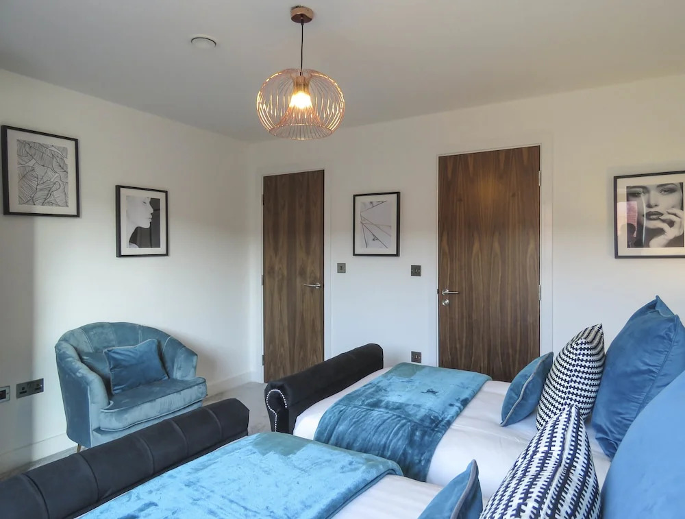 Tudors eSuites Roof Garden Penthouse with Gated Parking