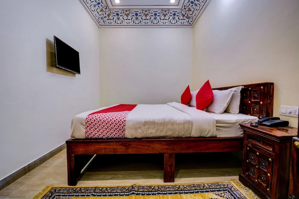 OYO 22287 Hotel Dev Palace