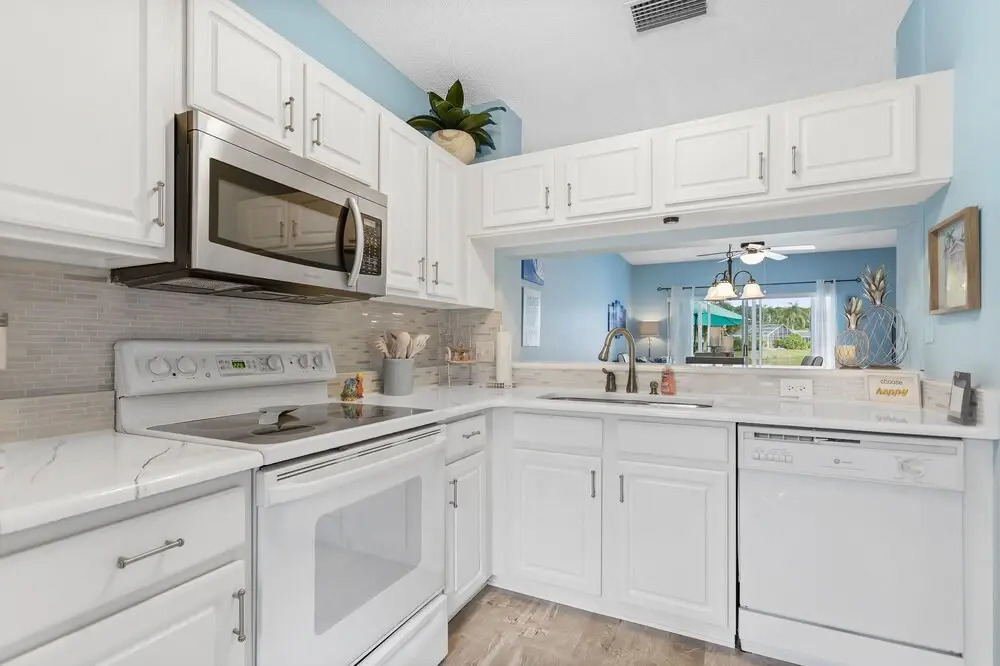 New To Market -townhome With 2 Master Suites Wifi Tennis Heated Community Pool Close To I-75 2 Bedroom Townhouse by RedAwning