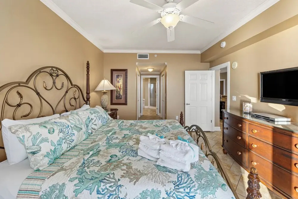 Gulf Front Master Bedroom, 2 Pools & Hot Tubs, Sleeps 8