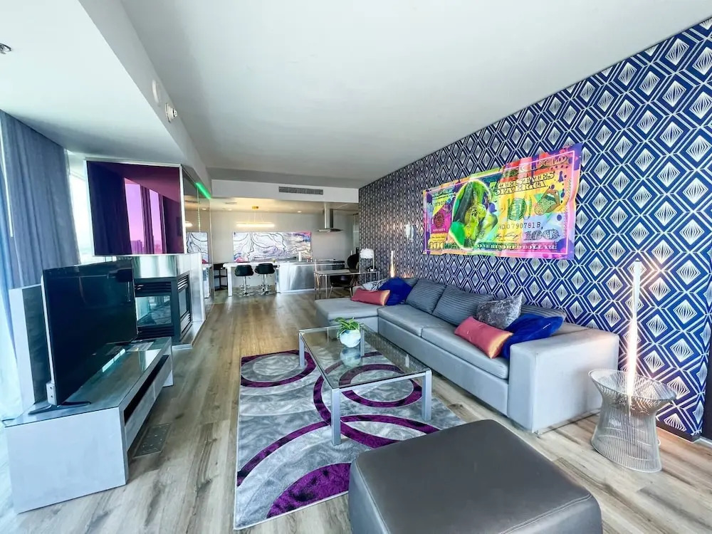 Panoramic Strip Views Open Balcony Free Parking High Floor Sleeps 4