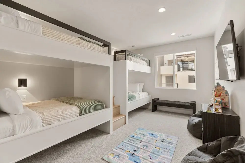 Weekend Vibes 5 Bedroom Townhouse