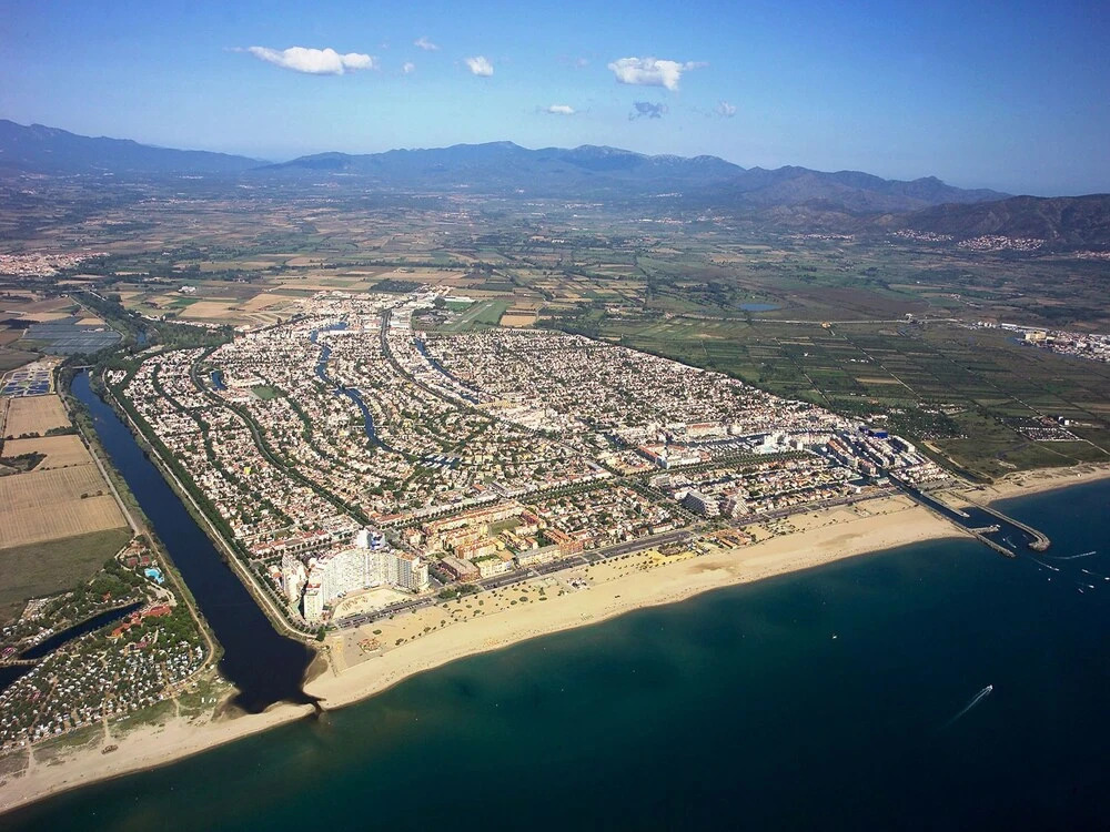 Villa in Empuriabrava With Private Pool Suitable for Families up to 6 People