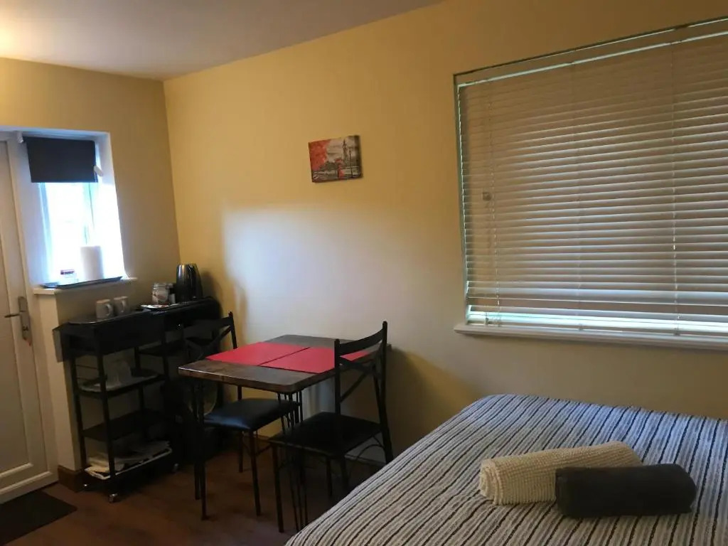 Studio-1-Staines/Heathrow/London-own entrance