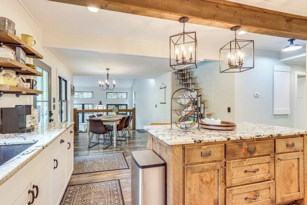 Deck & Fire Pit Bliss: Mountaintown Creek Cottage!