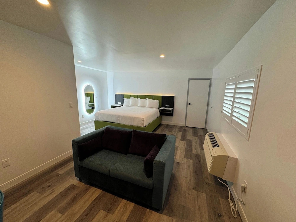 Hotel Rudra - Hollywood