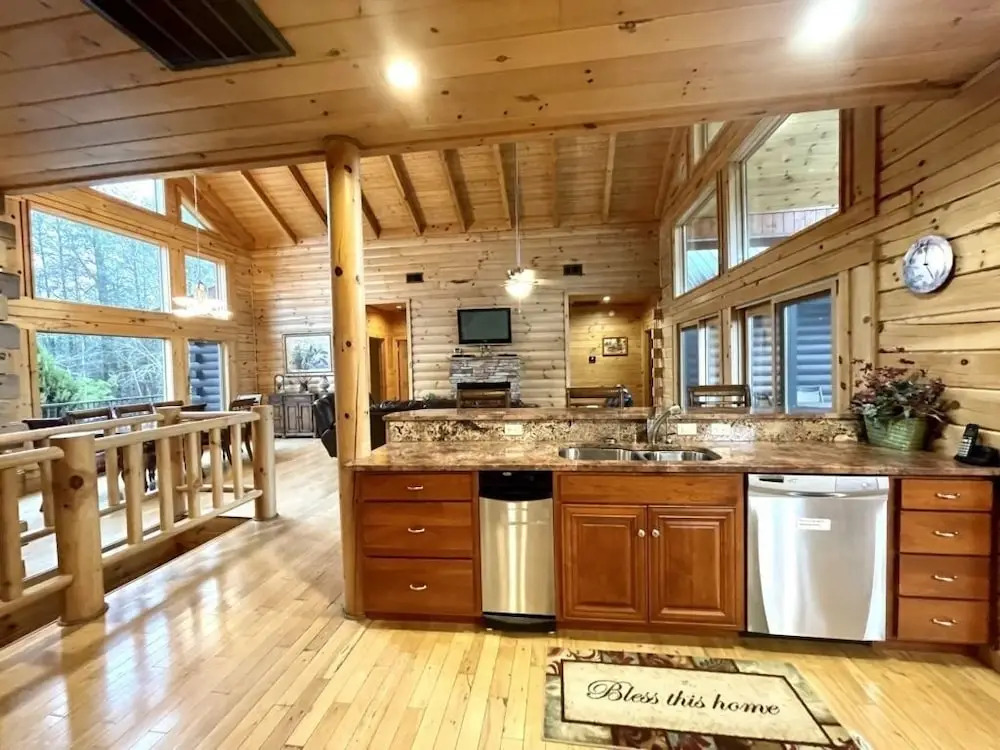A true log cabin with 360 degree mountain views - Pet and Motorcycle friendly! 5 Bedroom Cabin by RedAwning