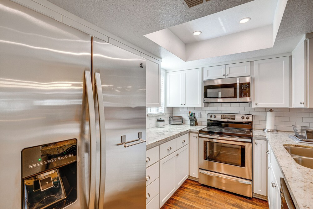 Quiet Condo w/ Pool Access, Near Arizona Boardwalk
