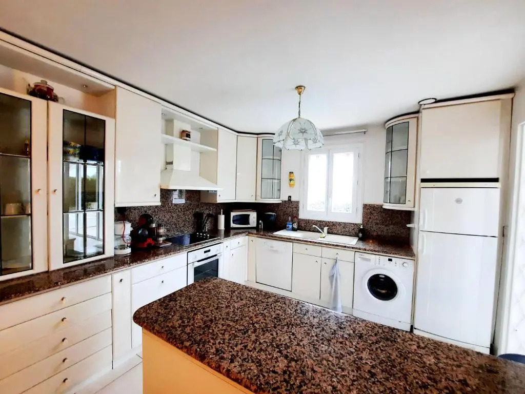 Villa 130m2, near St-Tropez, direct beach access