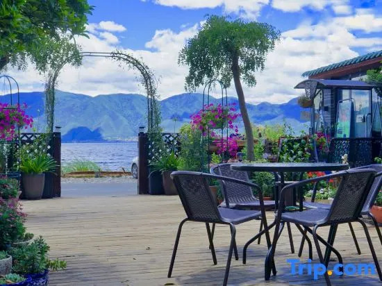 Lugu Lake Cloud - Sea Stacked Courtyard
