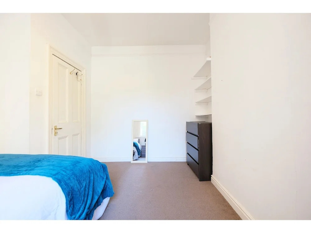 Quiet and Spacious 2-bedroom Flat , Sleeps 4