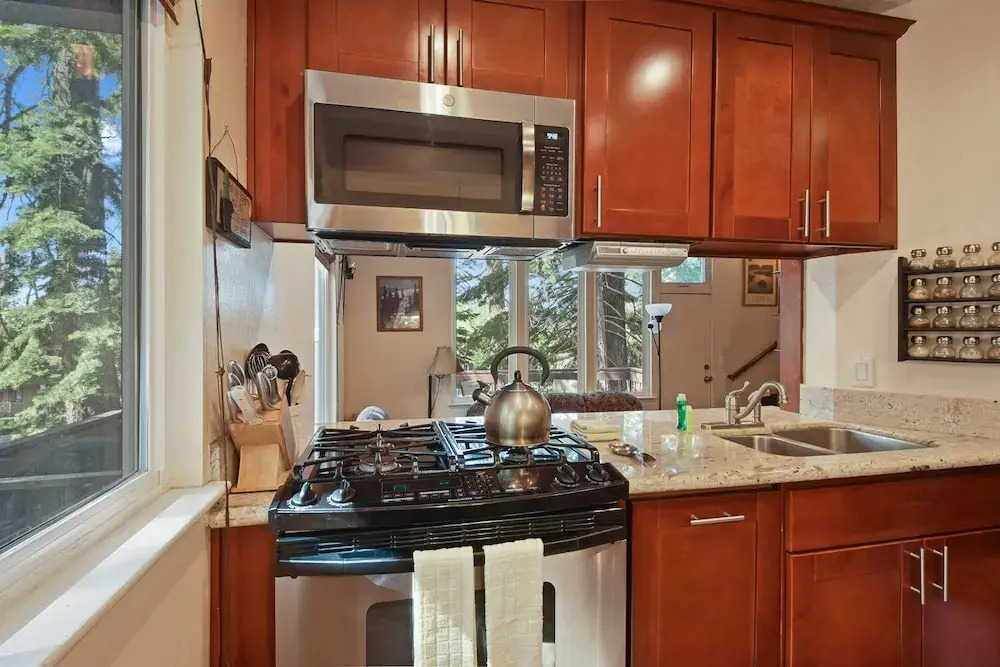Tahoe City Getaway Minutes From Lake and Activities