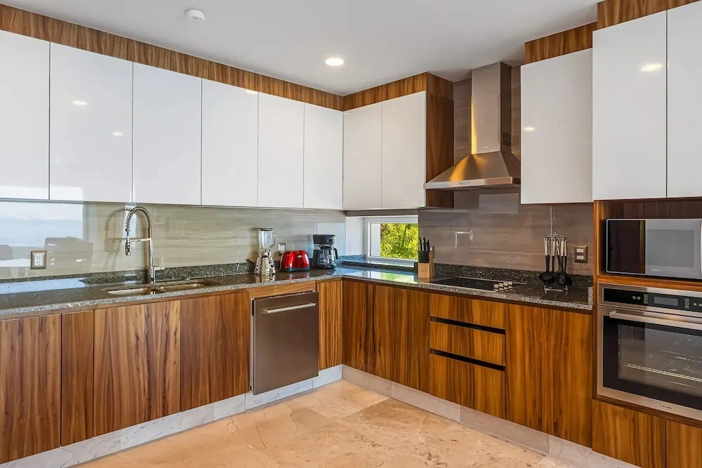 Luxurious 6th-floor Condo With Pool, Oceanfront Balcony & Water View