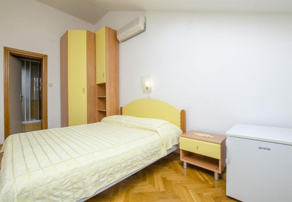 Room Mate 1 - 130 m from sea: R1 Zuta Bol, Island Brac