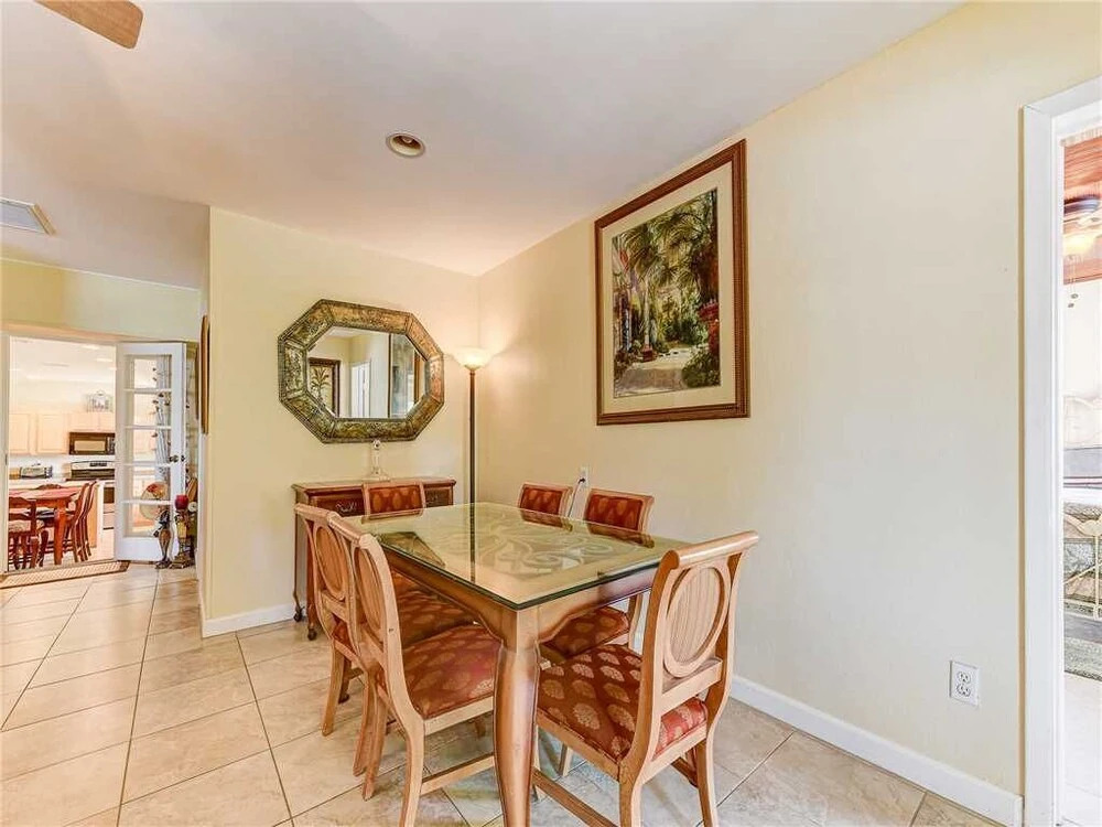 Anastasia Cottage, 2 Bedrooms, Walk to Beach, Sleep 4