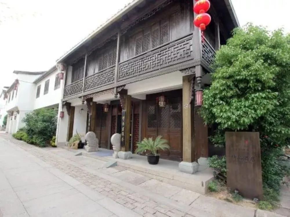 Hangzhou Xiangji. Yinyu Canal Bieyuan (Xiangji Temple Subway Station)